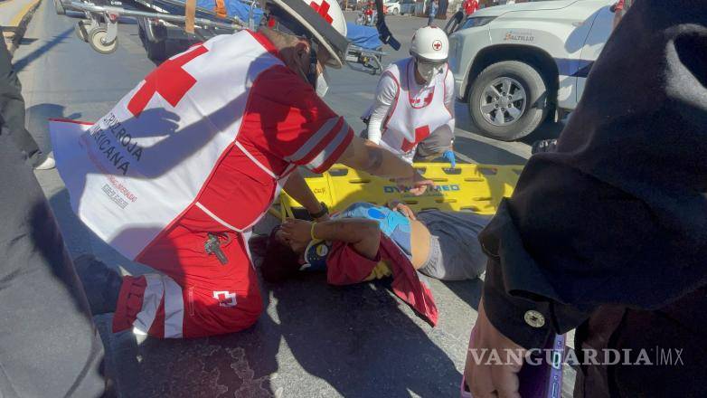$!Elementos de Tránsito Municipal tomaron conocimiento del percance y aseguraron al conductor por protocolo.