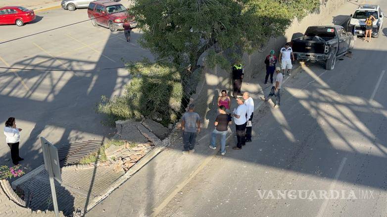 $!El accidente dejó daños en la barda perimetral de la iglesia de Nuestra Señora de Lourdes.