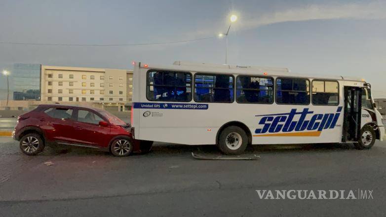 $!El vehículo quedó incrustado en el transporte.