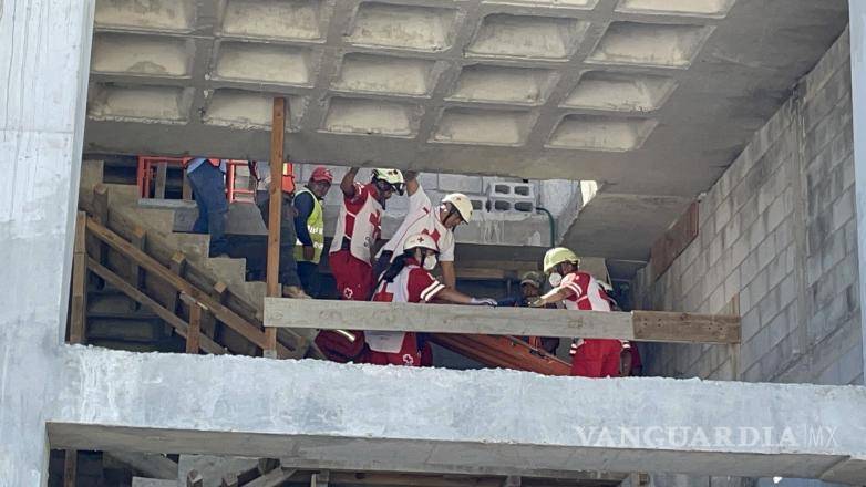 $!Paramédicos de la Cruz Roja descendieron al trabajador lesionado en una canastilla, tras sufrir una convulsión en lo alto de una obra en construcción al norte de Saltillo.