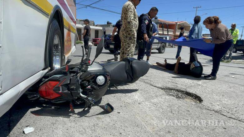 $!La motocicleta quedó atorada debajo de una de las llantas traseras del cumbiero, y al lado de un bache, tras el brusco giro del operador.