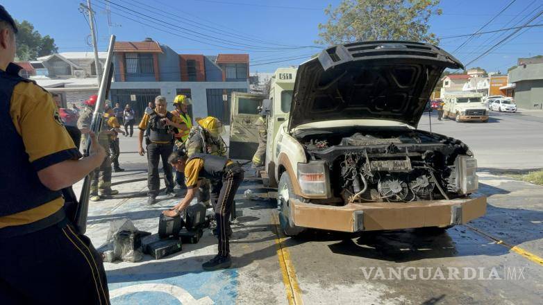 $!El camión de valores de la empresa Tecnoval quedó completamente calcinado tras incendiarse en el cruce de Hidalgo y Reynosa, al norte de Saltillo.