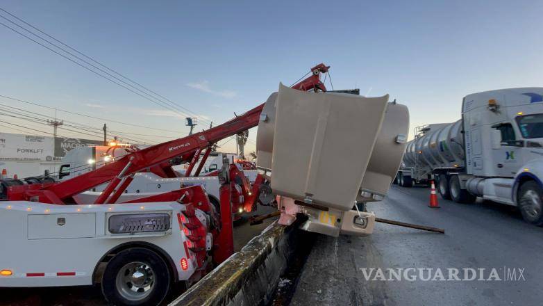 $!Las grúas retiraron la pesada unidad tras varias horas de labores; no se reportaron heridos.