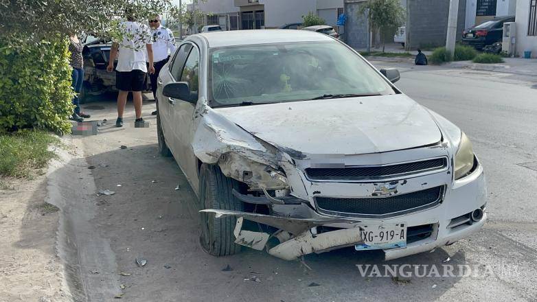 $!Oficiales de la Policía Municipal de Saltillo dialogaron con los involucrados en el accidente para tomar conocimiento y firmar un acta convenio.