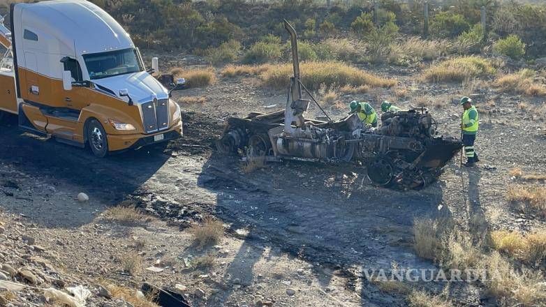 $!Bomberos de Ramos Arizpe sofocaron el incendio que afectó la cabina y los contenedores del tráiler.