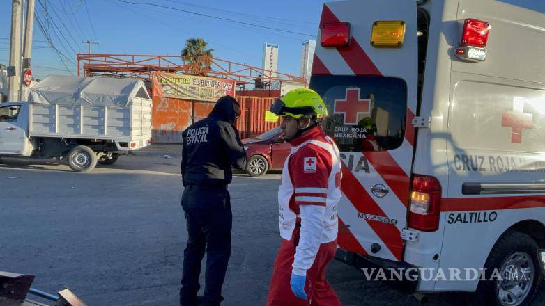 $!Paramédicos de la Cruz Roja acudieron al lugar para valorar al oficial tras el accidente.