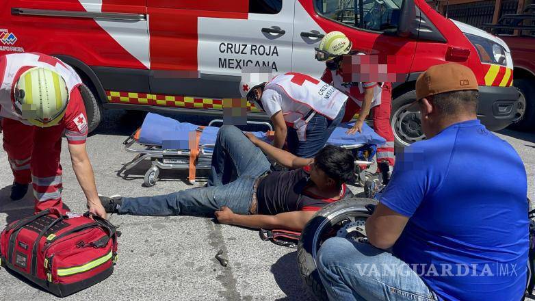 $!El joven sufrió una probable fractura en la rodilla izquierda luego de ser impactado por un vehículo.