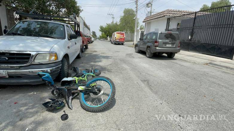 $!Ignora motociclista señal de alto y provoca choque, en Saltillo; termina herido