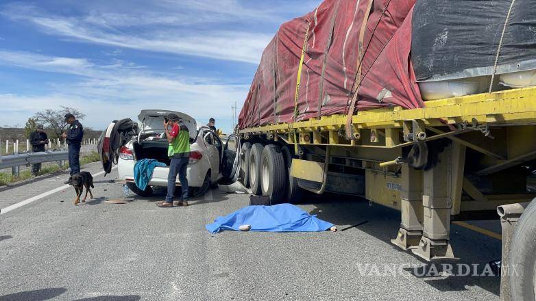 $!Autoridades en el lugar del accidente realizando las investigaciones pertinentes para determinar las causas del incidente y la responsabilidad del conductor.