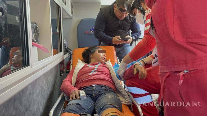 $!Los paramédicos brindaron atención a Brenda, de 38 años, curándola de las lesiones sufridas durante el violento asalto.