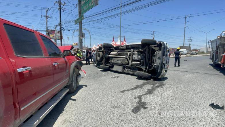 $!La ambulancia de la empresa Plus Care terminó volcada tras el impacto registrado en el cruce de Isidro López Zertuche y Luis Echeverría Álvarez.