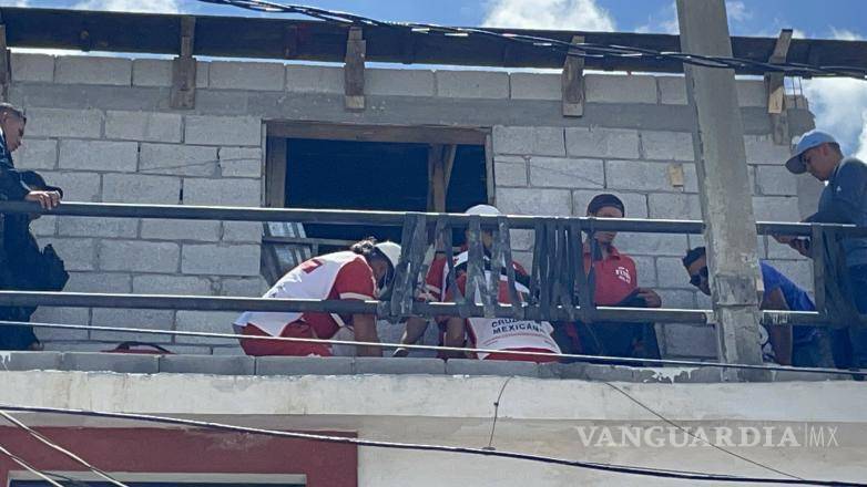 $!Paramédicos bajaron en camilla al hombre.