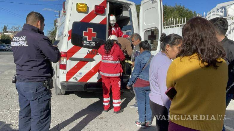 $!Una ambulancia de la Cruz Roja llegó al lugar para evaluar a María, de 71 años, quien presenta golpes tras el accidente mientras viajaba como pasajera en el autobús.