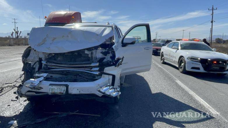 $!La camioneta Taho quedó completamente destrozada de la parte frontal.