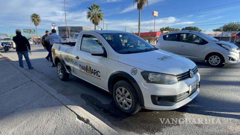 $!La camioneta Volkswagen de la empresa Danmark, involucrada en el percance, quedó a un costado de la vialidad mientras las aseguradoras intervenían para evaluar los daños.