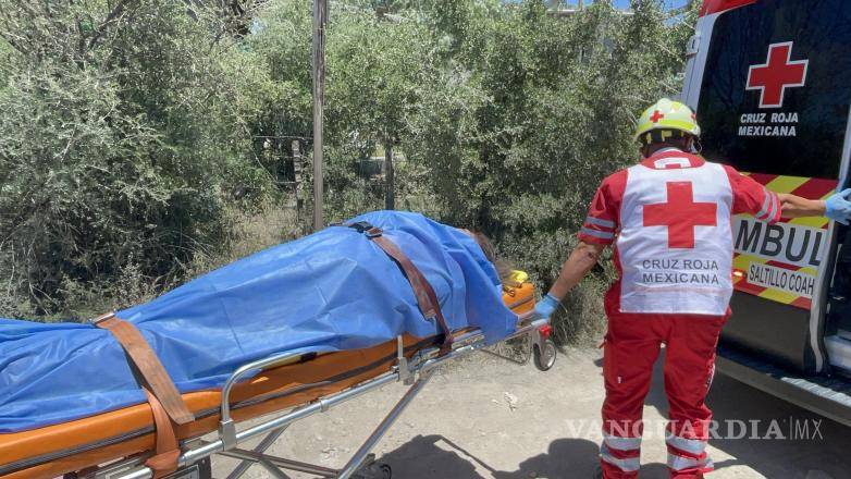 $!Paramédicos de la Cruz Roja auxiliaron a la motociclista y la trasladaron al Hospital General tras el accidente ocurrido en una brecha rumbo a General Cepeda.