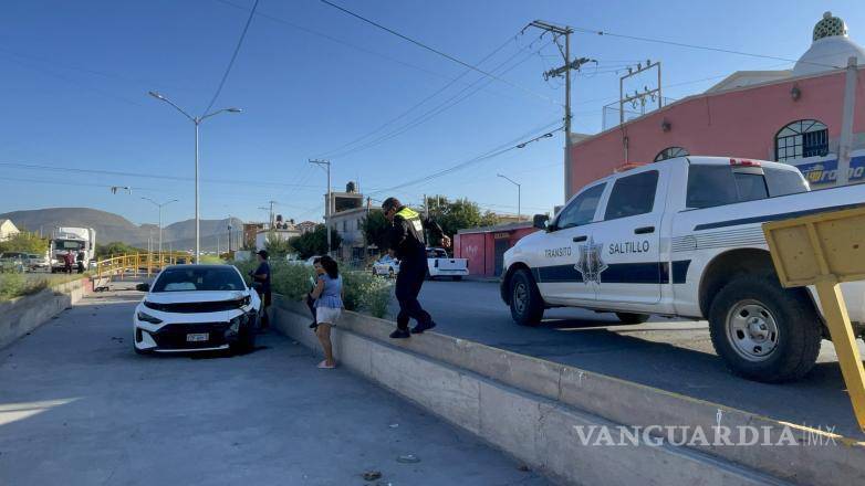 $!El Dodge Attitude terminó en el interior del canal pluvial tras salir de la vialidad.