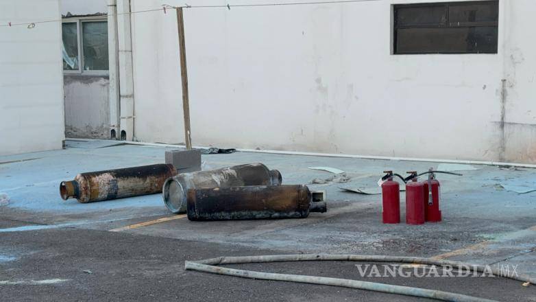 $!Alrededor de 20 personas fueron evacuadas de manera preventiva ante la presencia de humo.