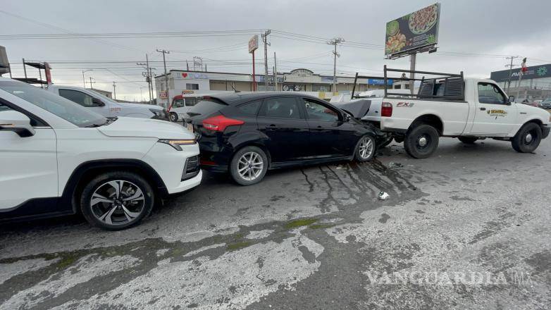 $!Conductora de camioneta JAC se impacta por detrás y agrava el percance.