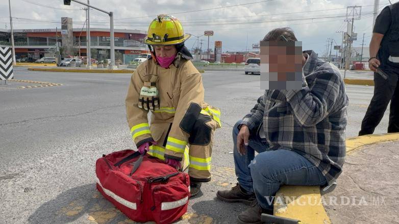 $!Personal de Bomberos valoró a los conductores involucrados, quienes no presentaron lesiones de consideración.