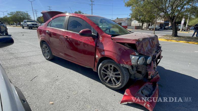 $!Los conductores permanecieron en el lugar en espera de las ajustadoras para acordar un convenio por daños y lesiones.