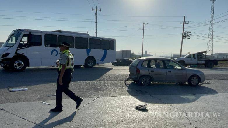 $!Personal de emergencias acudió al sitio del accidente en Vito Alessio Robles y Huizache, donde una mujer perdió la vida tras el choque.