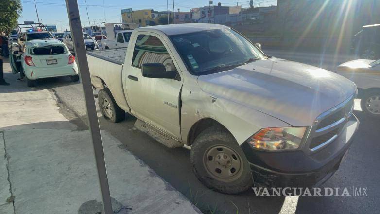 $!La camioneta se encontraba detenida sobre el periférico debido a la reducción de la circulación provocada por la falla mecánica de un tráiler.