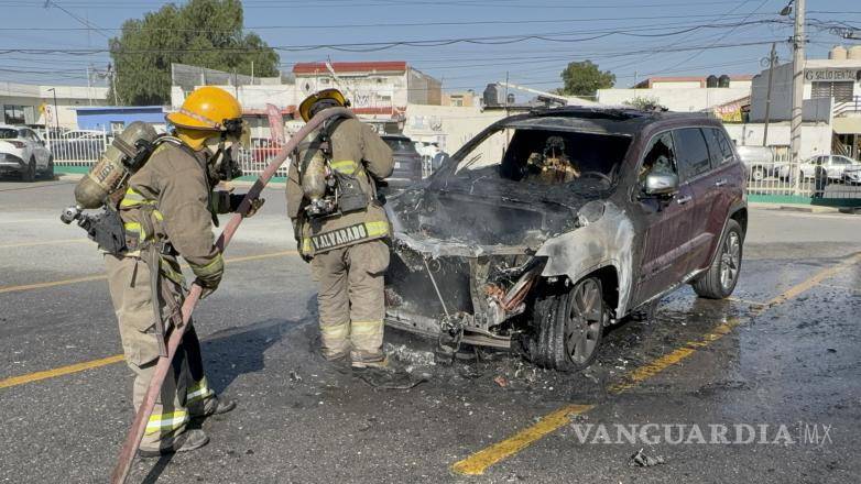$!Bomberos controlaron el incendio de la camioneta y evitaron que las llamas se extendieran dentro del recreativo.