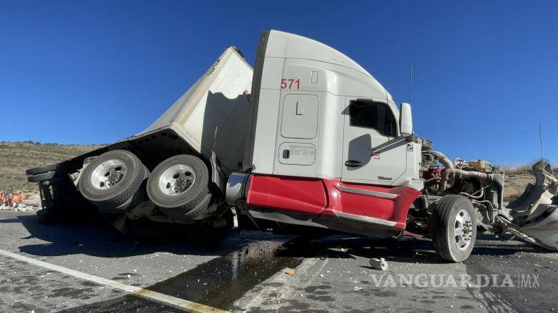 $!A pesar de lo aparatoso del accidente, el conductor del tráiler resultó ileso.