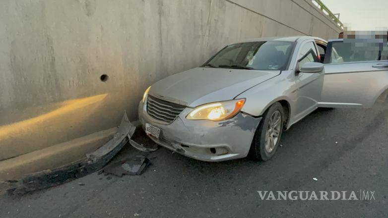 $!El conductor del Chrysler Cirrus fue atendido en el lugar y no presentó lesiones graves.