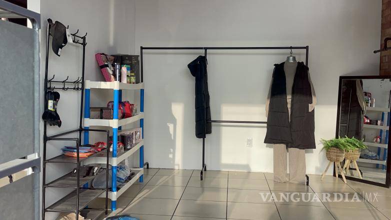 $!Parte de la mercancía robada incluía chamarras y tenis exhibidos en los mostradores.