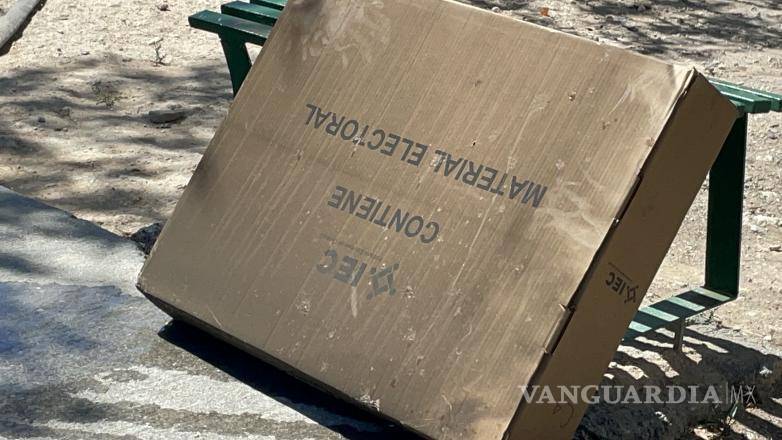 $!Durante las labores de combate al incendio, bomberos lograron rescatar una caja con material electoral que se encontraba al interior del inmueble afectado por las llamas.