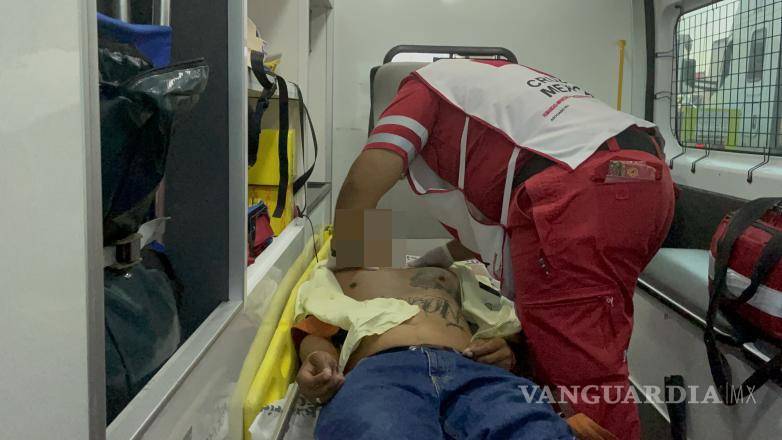 $!El joven fue ayudado a salir por losparamédicos y resultó sin lesiones graves.