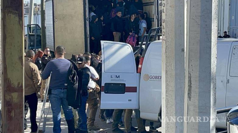 $!Camionetas del Instituto Nacional de Migración llegaron al lugar para trasladar a los migrantes a sus instalaciones, donde se llevará a cabo una revisión médica.