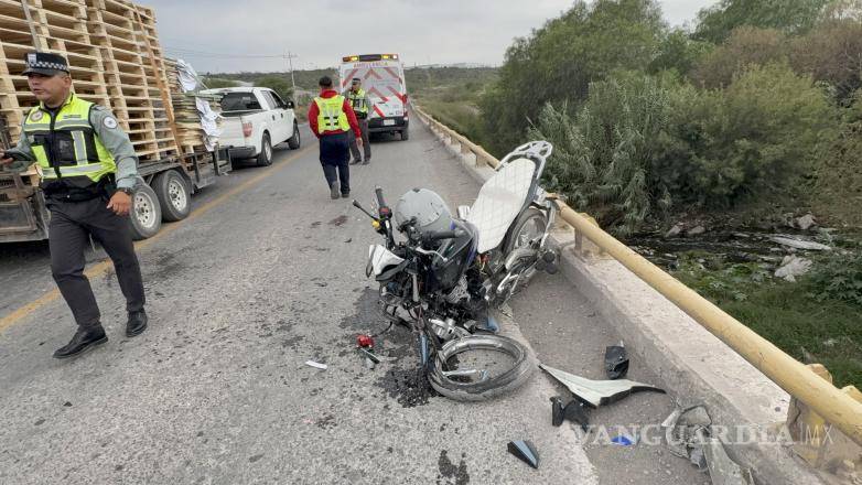 $!El frágil vehículo quedó deshecho luego de chocar contra un tráiler en el bulevar Vito Alessio Robles.