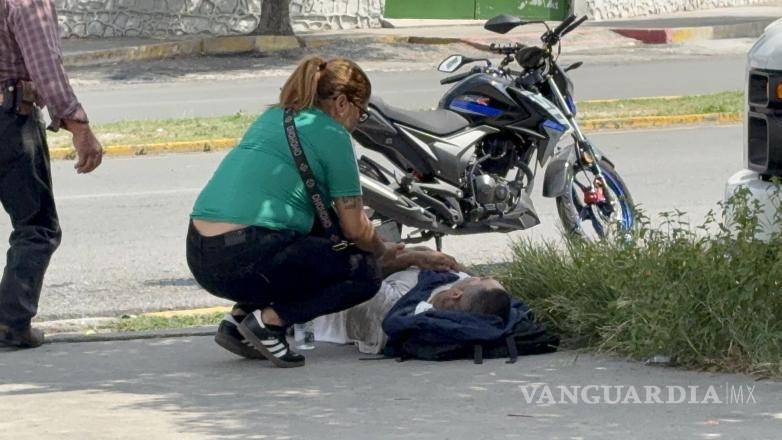 $!Familiares acudieron al lugar mientras el motociclista permanecía recostado en la banqueta tras el accidente.
