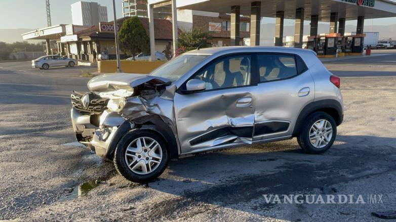 $!Este auto terminó casi destrozado por completo.