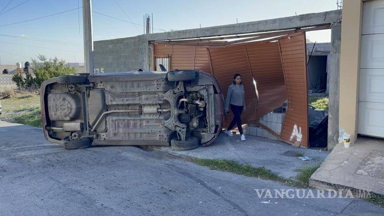 $!El portón donde impactó el auto terminó destrozado.