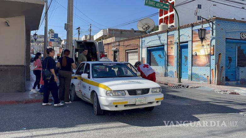 $!Personal de Tránsito Municipal y la Cruz Roja atendieron el accidente vial ocurrido la mañana de este lunes en pleno centro de Saltillo.