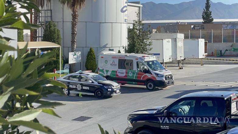 $!Policía Municipal y personal de Protección Civil y Bomberos acudió a la empresa Antolin tras el fallecimiento del trabajador.