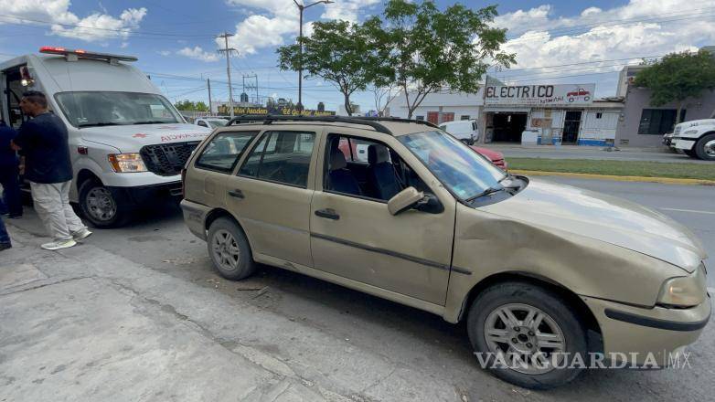 $!El percance ocurrió sobre el bulevar Solidaridad, donde los adolescentes fueron proyectados tras el choque contra un vehículo particular.