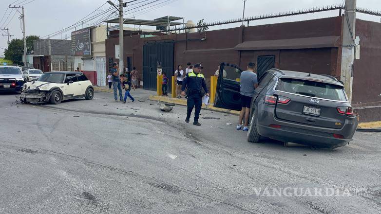 $!Elementos de Tránsito Municipal acudieron al lugar del percance para realizar el peritaje correspondiente y coordinar la circulación vehicular en la colonia Postal Cerritos.