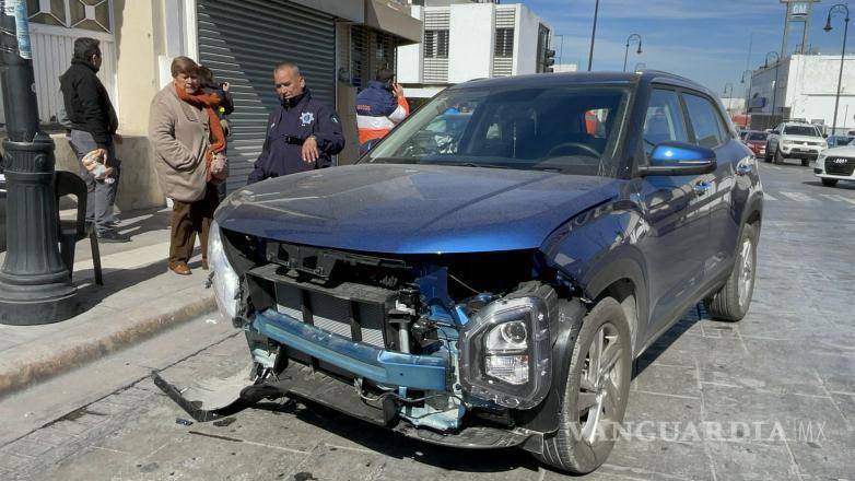 $!El impacto entre el Nissan Versa y la camioneta Hyundai Creta dejó daños materiales en ambos vehículos y en la infraestructura urbana.