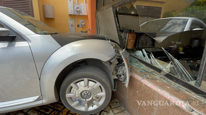 $!Los vidrios rotos alcanzaron la zona de preparación de alimentos, obligando a desechar insumos por seguridad.