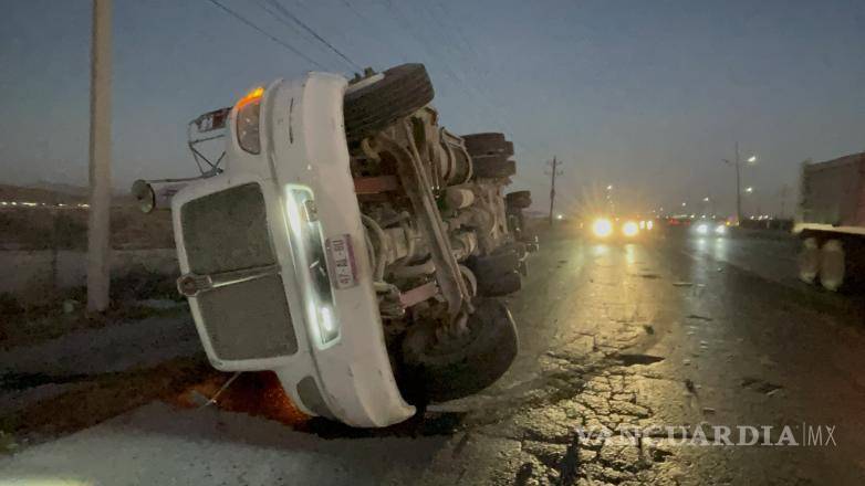 $!El percance generó movilización en los carriles que van de Ramos Arizpe hacia el bulevar Los Pastores.