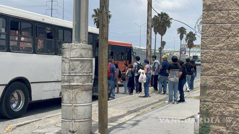 $!El operador del camión de transporte público colaboró con las autoridades y realizó el traslado de los pasajeros a otra unidad, mientras se llevaban a cabo las diligencias correspondientes.