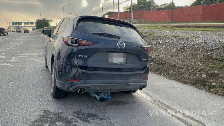 $!Tras quedar recostada sobre la vialidad, la camioneta continuó avanzando hasta impactar una Mazda CX-5 que circulaba por el sector.