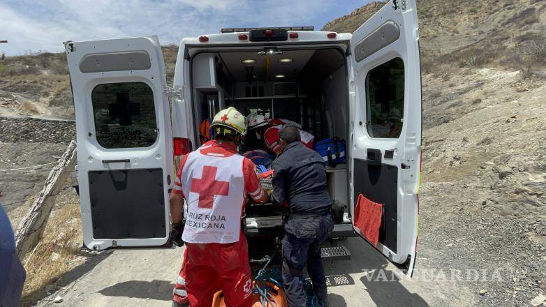 $!Ambulancia de la Cruz Roja llegó al sitio para brindar atención médica al paciente en el Cerro del Pueblo.