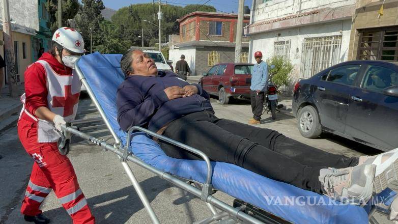 $!Tras la valoración por parte de paramédicos, se decidió que no había necesidad de traslado en ambulancia y se quedaron en el lugar para que las autoridades municipales tomaran conocimiento del accidente.