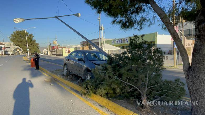 $!Policía Municipal acudió al lugar para tomar conocimiento del accidente sin lesionados.